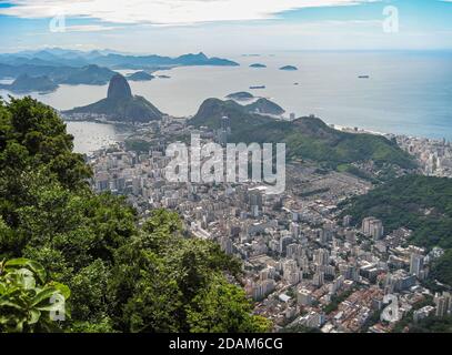 Rio de Janeiro, Brasilien - 24. Dezember 2008: Luftaufnahme vom zuckerhut mit Humaita und Botafogo Vierteln bis zum grauen Ozean mit Inseln. M Stockfoto