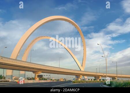 Al Wahda Brücke das höchste Denkmal der Stadt. Bekannt als 56 Brücke des Arch Stockfoto