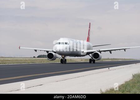 Konya, TÜRKEI - 05. Juni 2015: Turkish Airlines Boeing 737 rollt auf dem Vorfeld zum Absteigen. THY ist der Flaggenträger der Türkei mit einer großen Flotte. Stockfoto