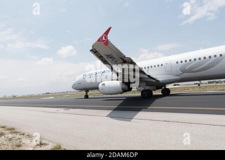 Konya, TÜRKEI - 05. Juni 2015: Turkish Airlines Boeing 737 rollt auf dem Vorfeld zum Absteigen. THY ist der Flaggenträger der Türkei mit einer großen Flotte. Stockfoto