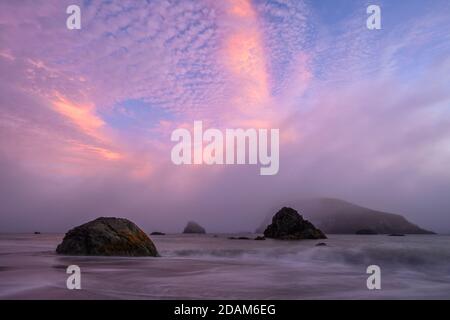 Ein nebliger Sonnenuntergang am Harris Beach an der Südküste von Oregon. Stockfoto