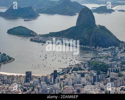 Rio de Janeiro, Brasilien - 24. Dezember 2008: Luftaufnahme auf dem Zuckerhut und dem Eingang zur Bucht mit Praia da Urca und Botafogo Vierteln. Stockfoto