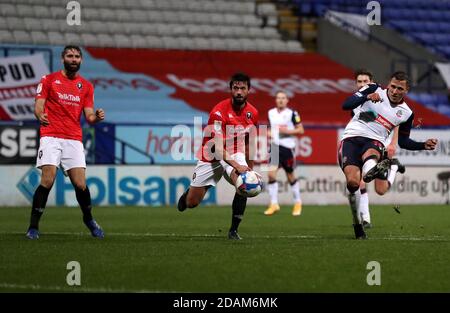 Antoni Sarcevic von Bolton Wanderers (rechts) schießt während des zweiten Spiels der Sky Bet League im Stadion der Universität von Bolton, Bolton, weit vom Spiel ab. Stockfoto