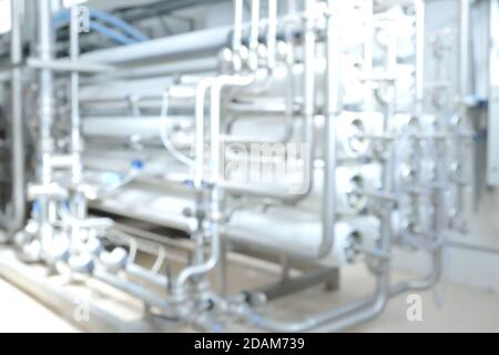 Verschwommenes oder entschärfenes Umkehrosmose-Rohr-System für eine Wasseraufbereitung Reinigung industriellen Hintergrund. Stockfoto