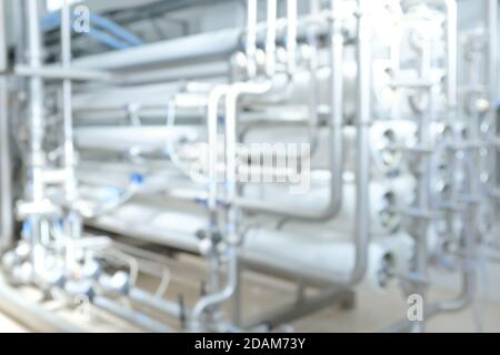 Verschwommenes oder entschärfenes Umkehrosmose-Rohr-System für eine Wasseraufbereitung Reinigung industriellen Hintergrund. Stockfoto