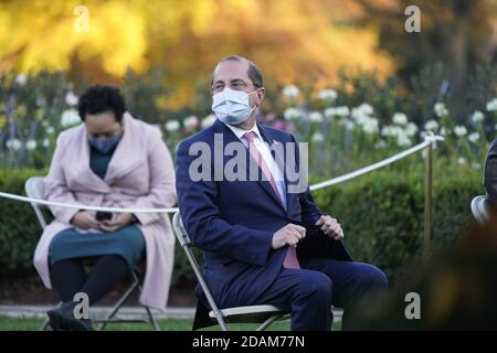 Der US-amerikanische Gesundheitsminister Alex Azar erwartet die Ankunft von US-Präsident Donald J. Trump, der am Freitag, den 13. November 2020, im Rosengarten des Weißen Hauses in Washington, DC, ein Update über die Operation Warp Speed halten wird. OWS ist eine öffentlich-private Partnerschaft, die von der Trump-Regierung initiiert wurde, um die Entwicklung, Herstellung und den Vertrieb von COVID-19-Impfstoffen, Therapeutika und Diagnostika zu erleichtern und zu beschleunigen. Quelle: Chris Kleponis/Pool via CNP/MediaPunch Stockfoto