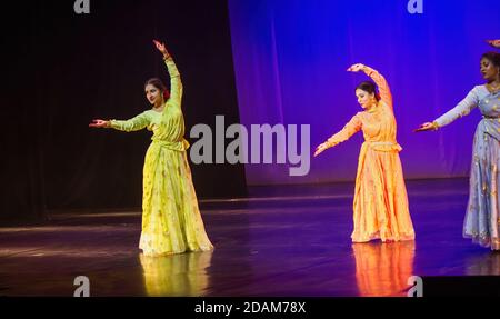Krakau, Polen - 01. April 2019: Mädchen verkleidet in indischer Tracht und Durchführung indischen klassischen Tanz auf der Bühne während Holi Veranstaltung Stockfoto