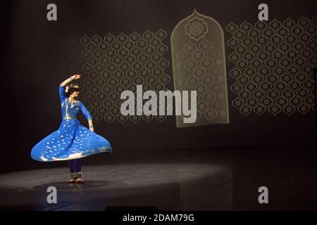 Krakau, Polen - 01. April 2019: Ein Mädchen in indischer Tracht und mit klassischem indischen Tanz auf der Bühne während der Holi-Veranstaltung Stockfoto