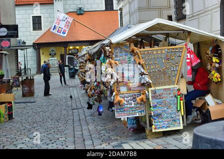 Breslau, Polen - 10. Mai 2019: Ein kleiner Laden mit polnisches Souvenir in der Altstadt von Breslau. Stockfoto