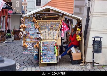 Breslau, Polen - 10. Mai 2019: Ein kleiner Laden mit polnisches Souvenir in der Altstadt von Breslau. Weibliche Ladenbesitzerin, die polnisches Souvenir verkauft Stockfoto