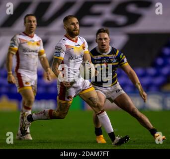 13. November 2020; Halliwell Jones Stadium, Warrington, Cheshire, England; Betfred Rugby League Playoffs, Catalan Dragons gegen Leeds Rhinos; Sam Tomkins von Catalans Dragons gibt den Ball vor dem Kontakt ab Stockfoto