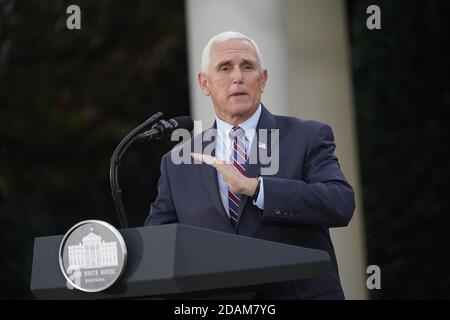 US-Vizepräsident Mike Pence hält während einer Pressekonferenz im Rosengarten des Weißen Hauses in Washington, DC, am Freitag, den 13. November 2020, eine Rede während eines Updates über die Operation Warp Speed. OWS ist eine öffentlich-private Partnerschaft, die von der Trump-Regierung initiiert wurde, um die Entwicklung, Herstellung und den Vertrieb von COVID-19-Impfstoffen, Therapeutika und Diagnostika zu erleichtern und zu beschleunigen. Quelle: Chris Kleponis/Pool via CNP *** Local Caption *** BSMID5150707 - weltweite Nutzung Stockfoto