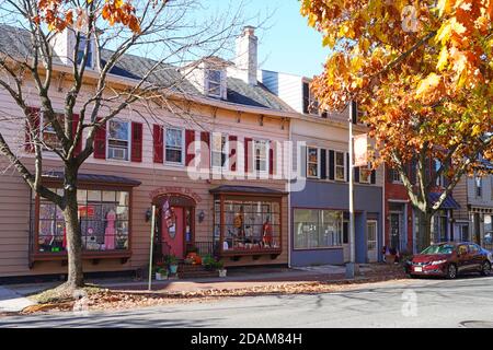 BORDENTOWN, New Jersey - 7 NOV 2020- Blick auf alte Gebäude auf der Farnsworth Avenue in der Innenstadt Bordentown, eine historische Stadt in Burlington County, New Jersey, vereint Stockfoto