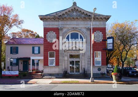 BORDENTOWN, New Jersey - 7 NOV 2020- Blick auf alte Gebäude auf der Farnsworth Avenue in der Innenstadt Bordentown, eine historische Stadt in Burlington County, New Jersey, vereint Stockfoto