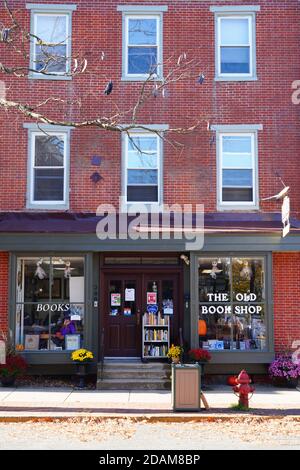 BORDENTOWN, New Jersey - 7 NOV 2020- Blick auf alte Gebäude auf der Farnsworth Avenue in der Innenstadt Bordentown, eine historische Stadt in Burlington County, New Jersey, vereint Stockfoto