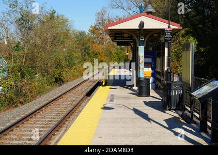 BORDENTOWN, NJ - 7 NOV 2020- Blick auf den Bahnhof Bordentown, einen Bahnhof des New Jersey Transit in Bordentown, einer historischen Stadt in Burlington Co Stockfoto