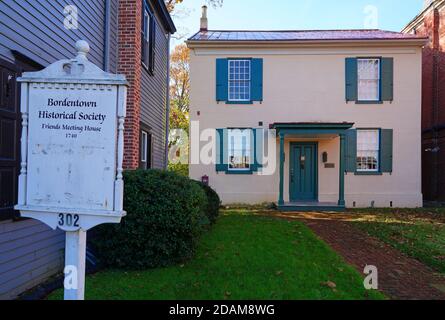 BORDENTOWN, New Jersey - 7 NOV 2020- Blick auf alte Gebäude auf der Farnsworth Avenue in der Innenstadt Bordentown, eine historische Stadt in Burlington County, New Jersey, vereint Stockfoto