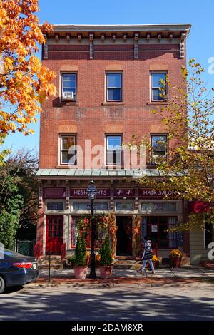 BORDENTOWN, New Jersey - 7 NOV 2020- Blick auf alte Gebäude auf der Farnsworth Avenue in der Innenstadt Bordentown, eine historische Stadt in Burlington County, New Jersey, vereint Stockfoto