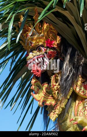 Dragonesque Naga Skulptur aufgehängt als Schutzvorrichtung in einer Straße für Galungan Festival, Bali, Indonesien. Stockfoto