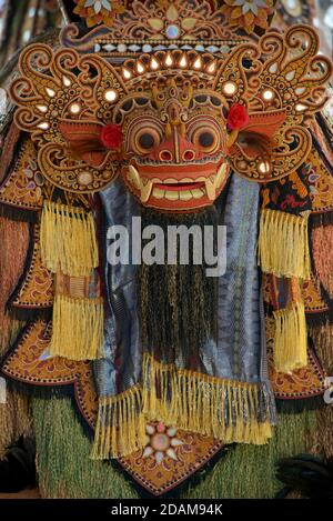 Balinesische Barong Maske auf dem Gelände eines hindu-Tempels, Zentral Bali, Indonesien. Einheimischer balinesischer Tanz, der vor hinduistischen Einflüssen steht Stockfoto