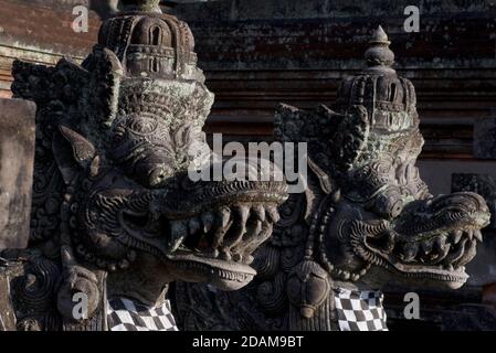 Stein geschnitzte Naga am Eingang zu einem Tempel, Bali, Indonesien. Naga symbolisiert das Unterreich der Erde oder Unterwelt. Stockfoto