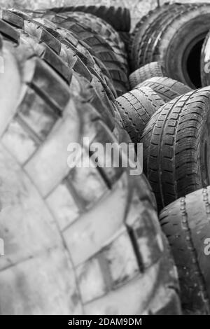 Schwarz-Weiß-Foto von Reifen für große LKW Stockfoto