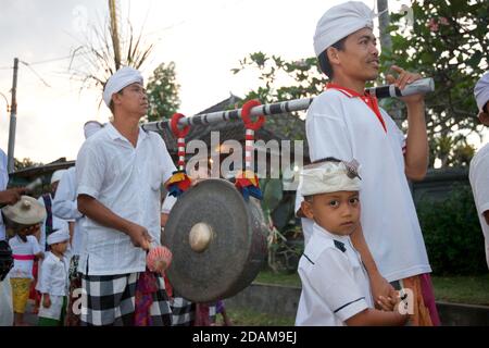 Prozession balinesischer Tempelgänger in traditioneller festlicher Kleidung mit Gong während Galungan, nahe Ubud, Bali, Indonesien Stockfoto