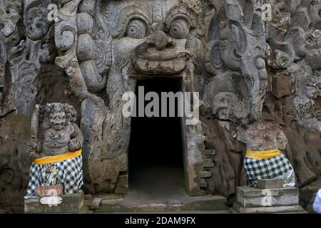 Kunstvoll geschnitzter Eingang zur Höhle bei Goa Gajah. Ubud, Bali, Indonesien. Stockfoto