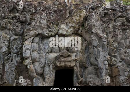 Kunstvoll geschnitzter Eingang zur Höhle bei Goa Gajah. Ubud, Bali, Indonesien. Stockfoto