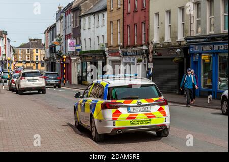 Garda Auto (irische Polizei) auf Patrouille in Bandon, West Cork, Irland. Stockfoto