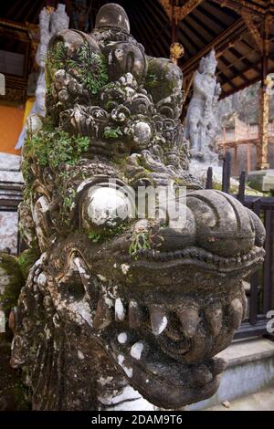 Stein geschnitzte Naga am Eingang zu einem Tempel. Naga symbolisiert das Unterreich der Erde oder Unterwelt. Gunung Kawi Tempelkomplex, Tampaksiring, Bali, Indonesien Stockfoto