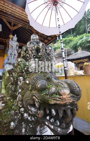 Stein geschnitzte Naga am Eingang zu einem Tempel, Bali, Indonesien. Naga symbolisiert das Unterreich der Erde oder Unterwelt. Stockfoto