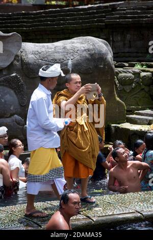 Theravada buddhistischer Mönch besucht den Hindu-Tempelkomplex in Tirta Empul, Bali, Indonesien und fotografiert. Stockfoto