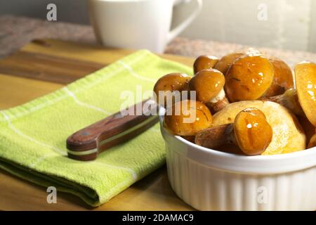 Pilze auf Küchentisch serviert und zum Schneiden und Kochen vorbereitet. Art ist köstlich Suillus grevillei allgemein bekannt Greville's Bolete. Stockfoto