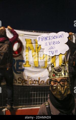 Neapel, Italien. November 2020. Demonstranten rufen Parolen gegen die italienische Regierung während der Demonstration zugunsten der Gesundheit und gegen die Entscheidungen der italienischen Behörden in Neapel, Süditalien.Quelle: Independent Photo Agency/Alamy Live News Stockfoto