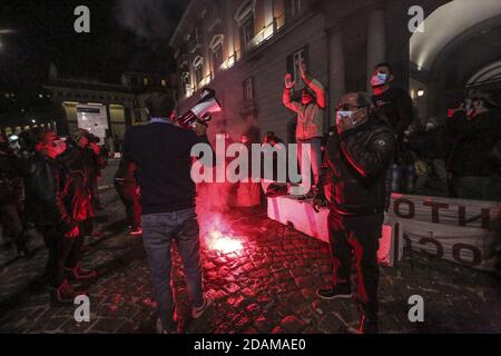 Neapel, Italien. November 2020. Demonstranten rufen Parolen gegen die italienische Regierung während der Demonstration zugunsten der Gesundheit und gegen die Entscheidungen der italienischen Behörden in Neapel, Süditalien.Quelle: Independent Photo Agency/Alamy Live News Stockfoto