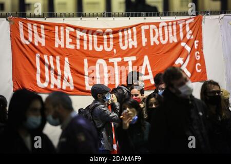 Neapel, Italien. November 2020. Demonstranten rufen Parolen gegen die italienische Regierung während der Demonstration zugunsten der Gesundheit und gegen die Entscheidungen der italienischen Behörden in Neapel, Süditalien.Quelle: Independent Photo Agency/Alamy Live News Stockfoto