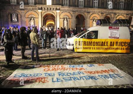 Neapel, Italien. November 2020. Demonstranten rufen Parolen gegen die italienische Regierung während der Demonstration zugunsten der Gesundheit und gegen die Entscheidungen der italienischen Behörden in Neapel, Süditalien.Quelle: Independent Photo Agency/Alamy Live News Stockfoto