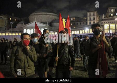 Neapel, Italien. November 2020. Demonstranten rufen Parolen gegen die italienische Regierung während der Demonstration zugunsten der Gesundheit und gegen die Entscheidungen der italienischen Behörden in Neapel, Süditalien.Quelle: Independent Photo Agency/Alamy Live News Stockfoto