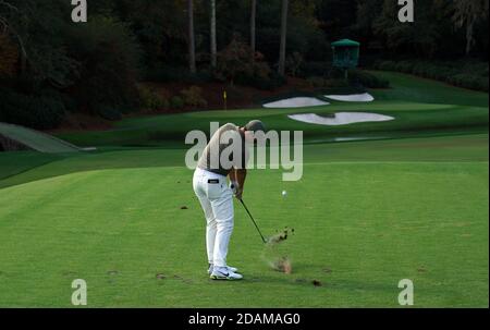 Augusta, Usa. November 2020. Rory McIlroy trifft das 12. Abschlag während der zweiten Runde des Masters 2020 Golfturniers im Augusta National Golf Club in Augusta, Georgia am Freitag, 13. November 2020. Foto von Kevin Dietsch/UPI Kredit: UPI/Alamy Live News Stockfoto
