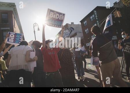 Menschen feiern den designierten Präsidenten Joe Biden auf der Street Party, Brooklyn, New York, USA Stockfoto