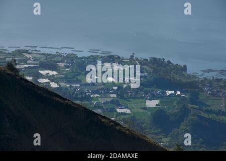 Blick vom Kraterrand des Mount Batur überragt den See und die Siedlungen darunter. Kintaman Region, Bali, Indonesien Stockfoto