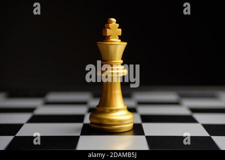 Schachfigur goldener König auf dem Brett. Stockfoto