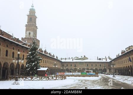 Ein Spaziergang im historischen Zentrum von vigevano mit Aussicht Der Piazza Ducale und des castello sforzesco in Vigevano Bei einem Schneefall im Jahr 2012 Stockfoto