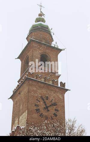 Ein Spaziergang im historischen Zentrum von vigevano mit Aussicht Der Piazza Ducale und des castello sforzesco in Vigevano Bei einem Schneefall im Jahr 2012 Stockfoto