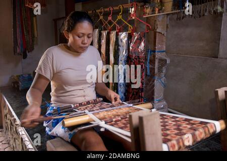 Geringsing, doppeltes ikat-Tuch, das auf einem Hüftgurt im Dorf Tenganan Pegringsinga, Bali, Indonesien, gewebt wird Stockfoto