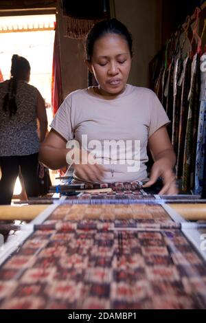 Geringsing, doppeltes ikat-Tuch, das auf einem Hüftgurt im Dorf Tenganan Pegringsinga, Bali, Indonesien, gewebt wird Stockfoto