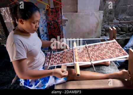 Geringsing, doppeltes ikat-Tuch, das auf einem Hüftgurt im Dorf Tenganan Pegringsinga, Bali, Indonesien, gewebt wird Stockfoto