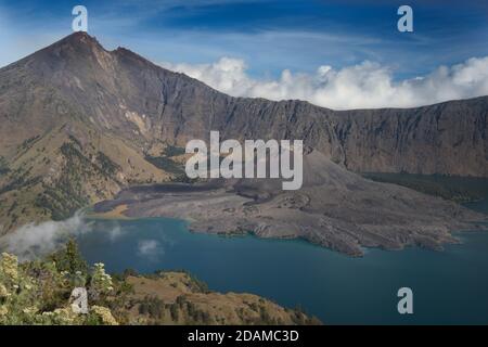 Der Vulkan Rinjani auf der Insel Lombok steigt auf 3,726 Meter (12,224 ft), die zweite in der Höhe unter den indonesischen Vulkanen. Der kleinere Kegel im See heißt Segara Anak Stockfoto