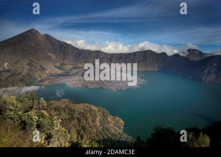 Der Vulkan Rinjani auf der Insel Lombok steigt auf 3,726 Meter (12,224 ft), die zweite in der Höhe unter den indonesischen Vulkanen. Der kleinere Kegel im See heißt Segara Anak Stockfoto